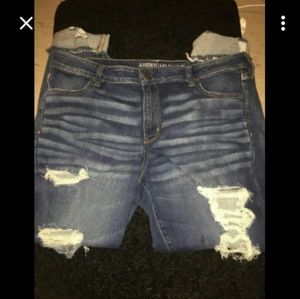AEO DENIM WOMANS DISTRESSED DENIMS